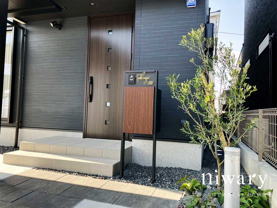 直線が映える、ブラック基調のオープン外構 | niwary | 彦根・長浜